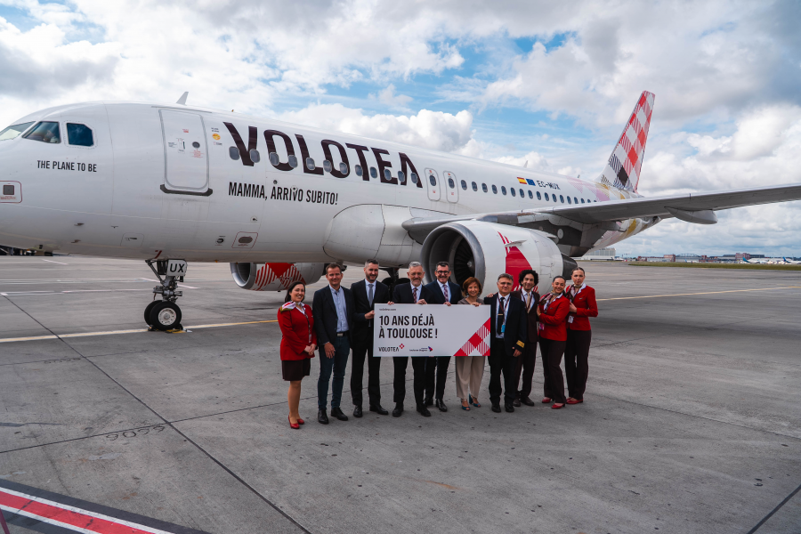 Équipe de Volotea et représentants institutionnels devant un avion pour célébrer les 10 ans de la base de la compagnie à Toulouse.