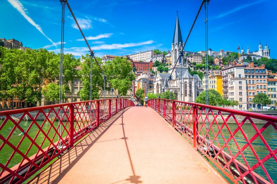 Vue sur la passerelle Saint-Georges et le quartier du Vieux Lyon au bord de la Saône.