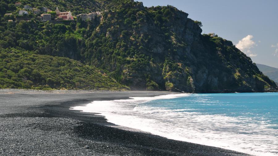 La plage de galets noirs de Nonza, dans le Cap Corse