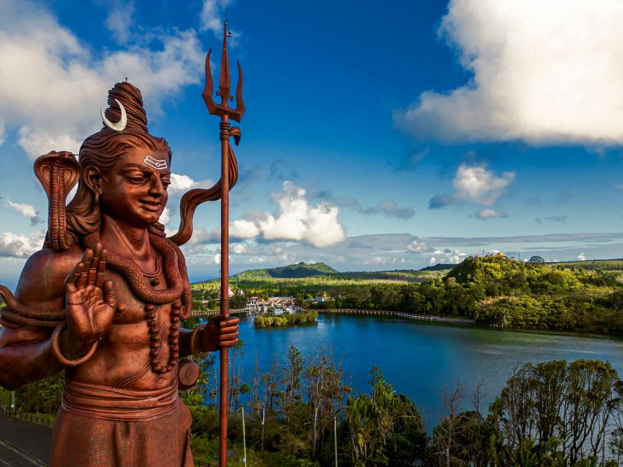 La statue de Shiva au Grand Bassin La statue de Shiva au Grand Bassin, site spirituel emblématique de l’Île Maurice.