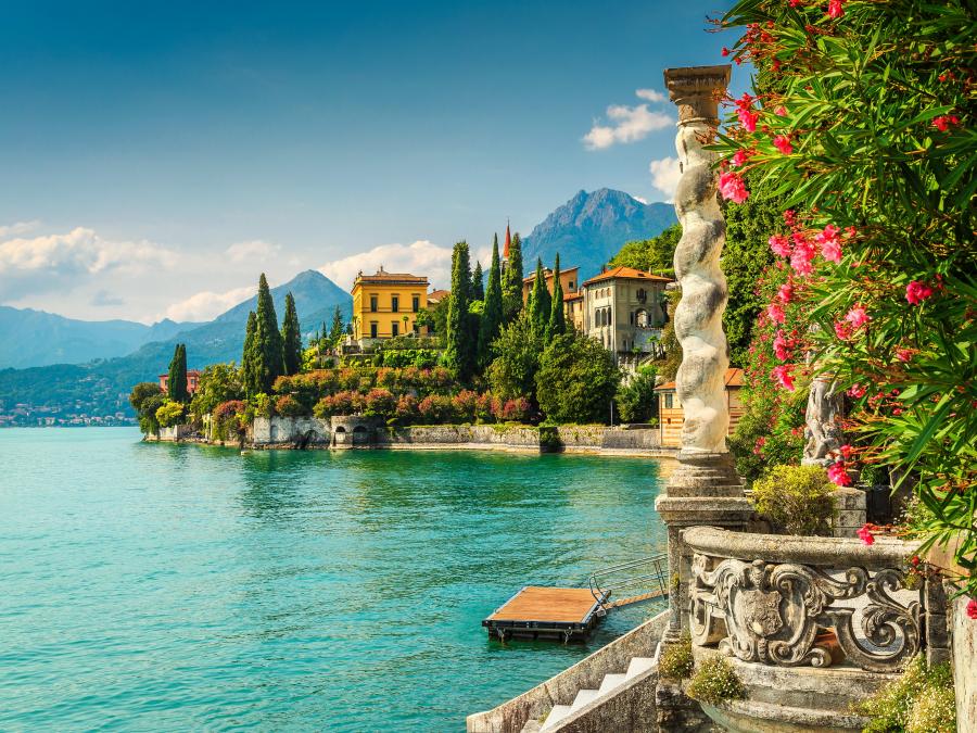 Lac de Côme, Italie Vue du lac de Côme en Italie avec villas historiques, jardins fleuris et montagnes en arrière-plan.