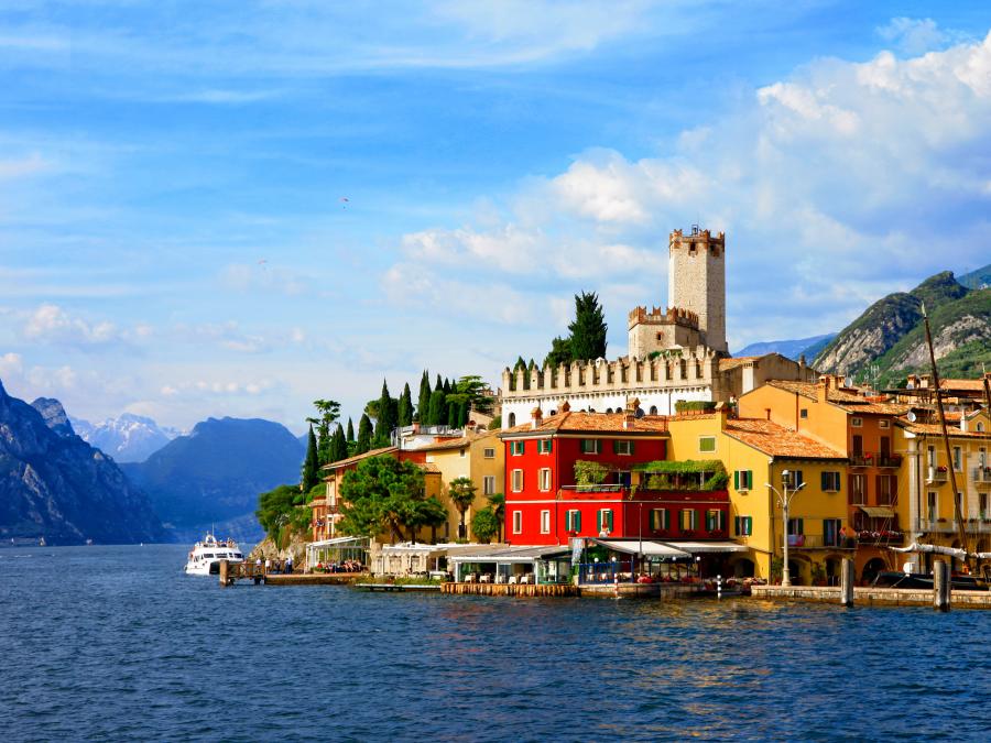 Lac de Garde, Italie Vue du lac de Garde avec ses maisons colorées, son front de lac animé et les montagnes des Alpes italiennes.