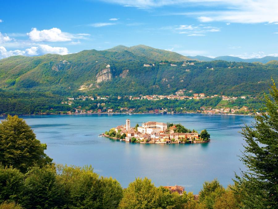 Lac Majeur, Italie Vue panoramique du lac Majeur en Italie avec l’île San Giulio au centre et les montagnes en arrière-plan.
