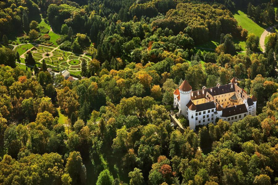 Le château de Konopiště et son parc.
