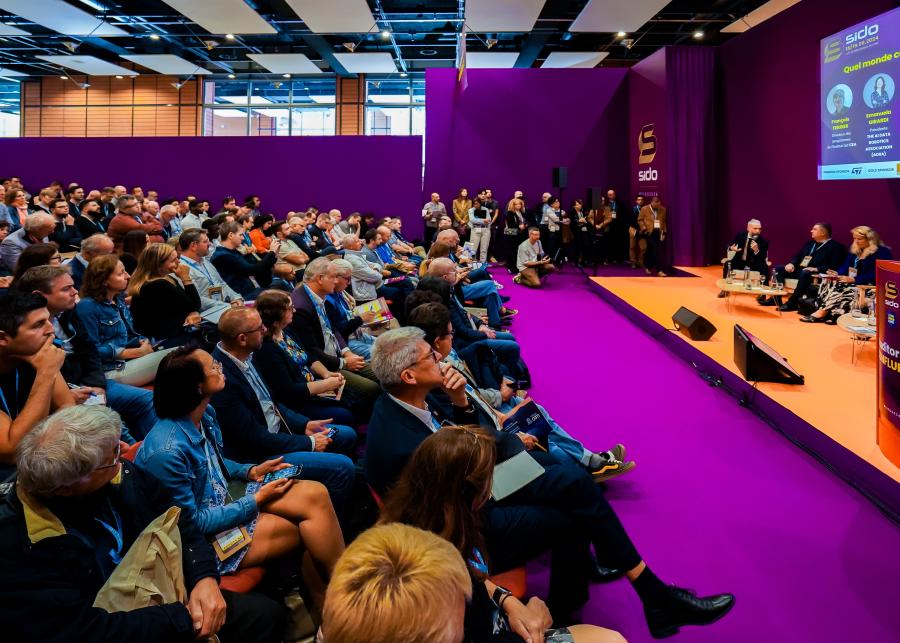 Conférence devant le public lors du salon SIDO consacré aux technologies et à l’innovation à Lyon.