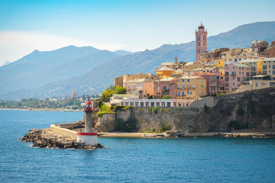 Le vieux port de Bastia et son phare.