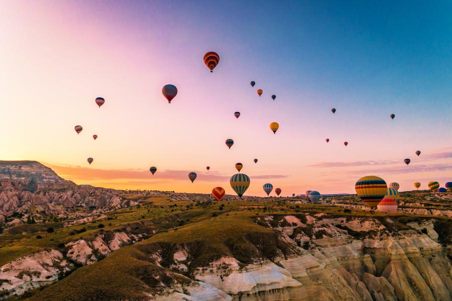 Des dizaines de montgolfières s'élèvent au lever du soleil au-dessus des paysages spectaculaires de la Cappadoce.