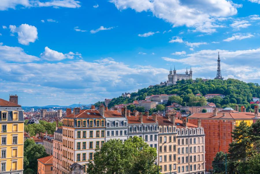 Vue sur les toits de la Croix-Rousse et la colline de Fourvière à Lyon.