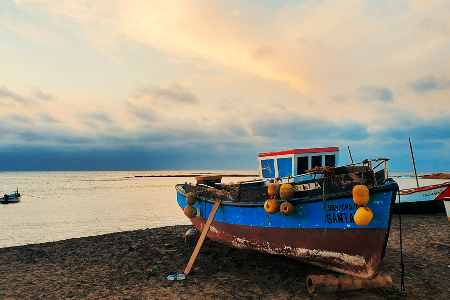 Bateau sur plage du Cap-Vert