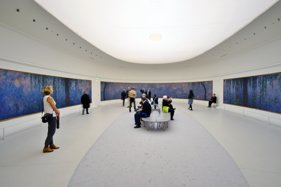 Visiteurs devant les Nymphéas de Claude Monet au musée de l’Orangerie à Paris.