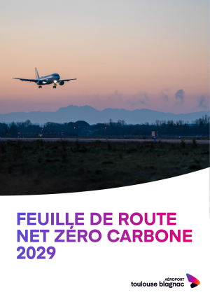 Couverture de la Feuille de route Net Zéro Carbone 2029 de l’Aéroport Toulouse-Blagnac, avec un avion en approche au coucher du soleil.